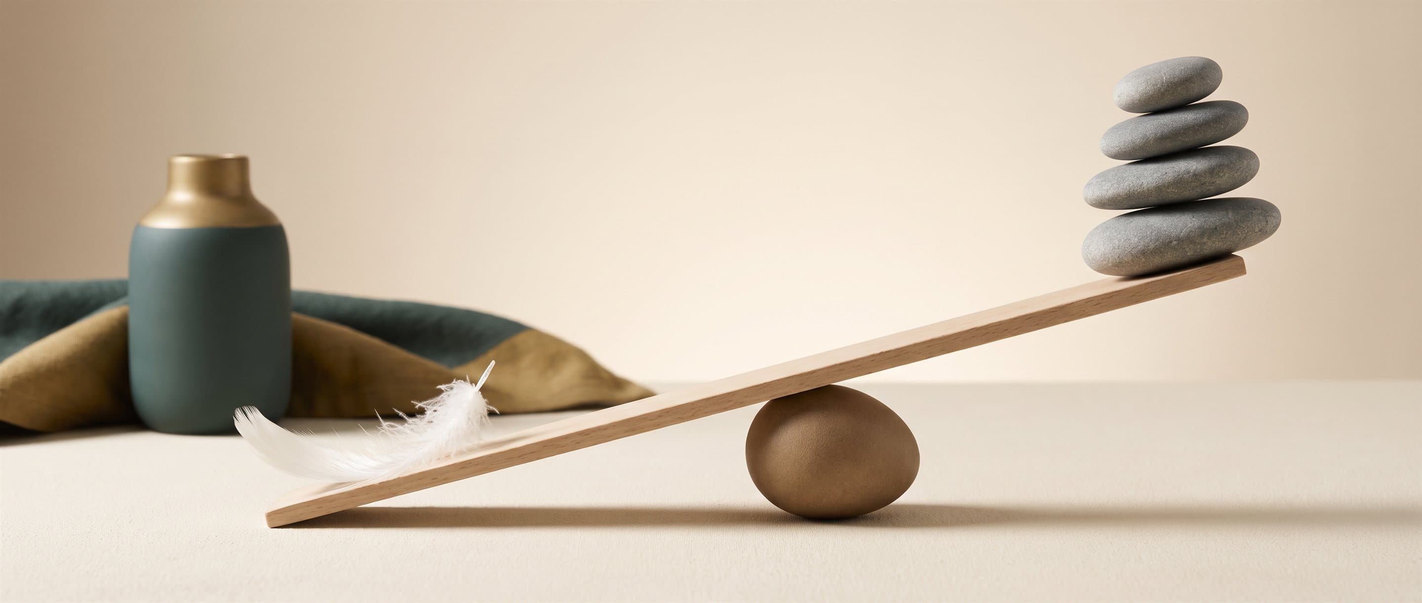 Steine und Feder in Balance · Leichtigkeit, die trägt