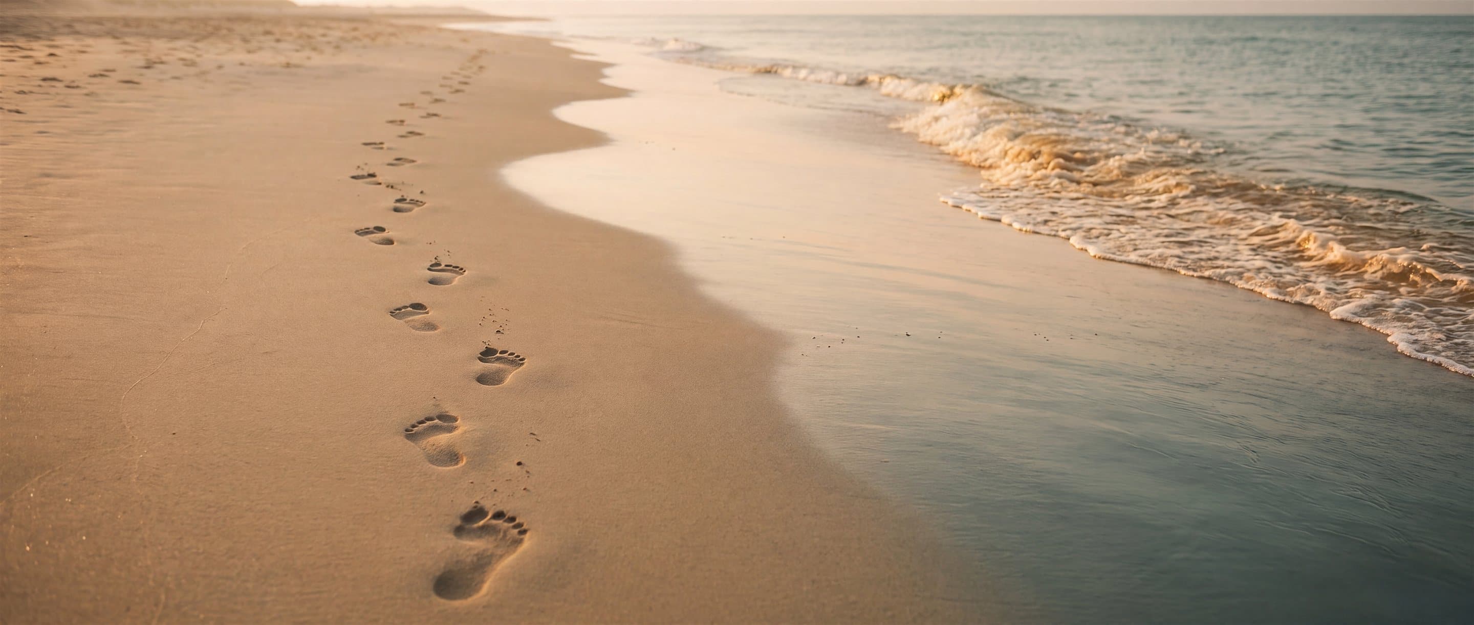Fußspuren im Sand · der eigene Weg, Schritt für Schritt